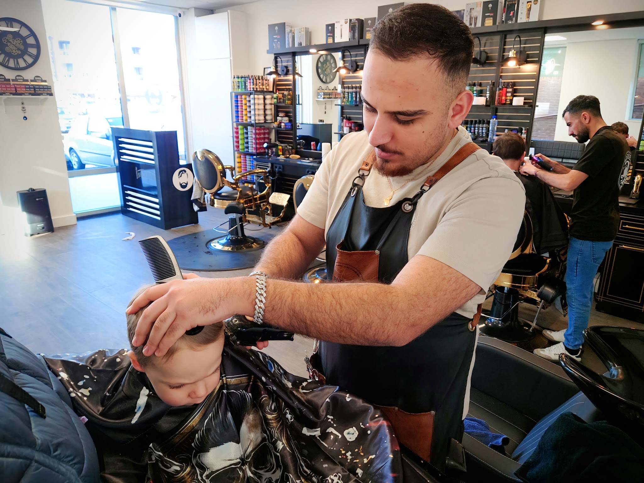 Een barber knipt het haar van een kind