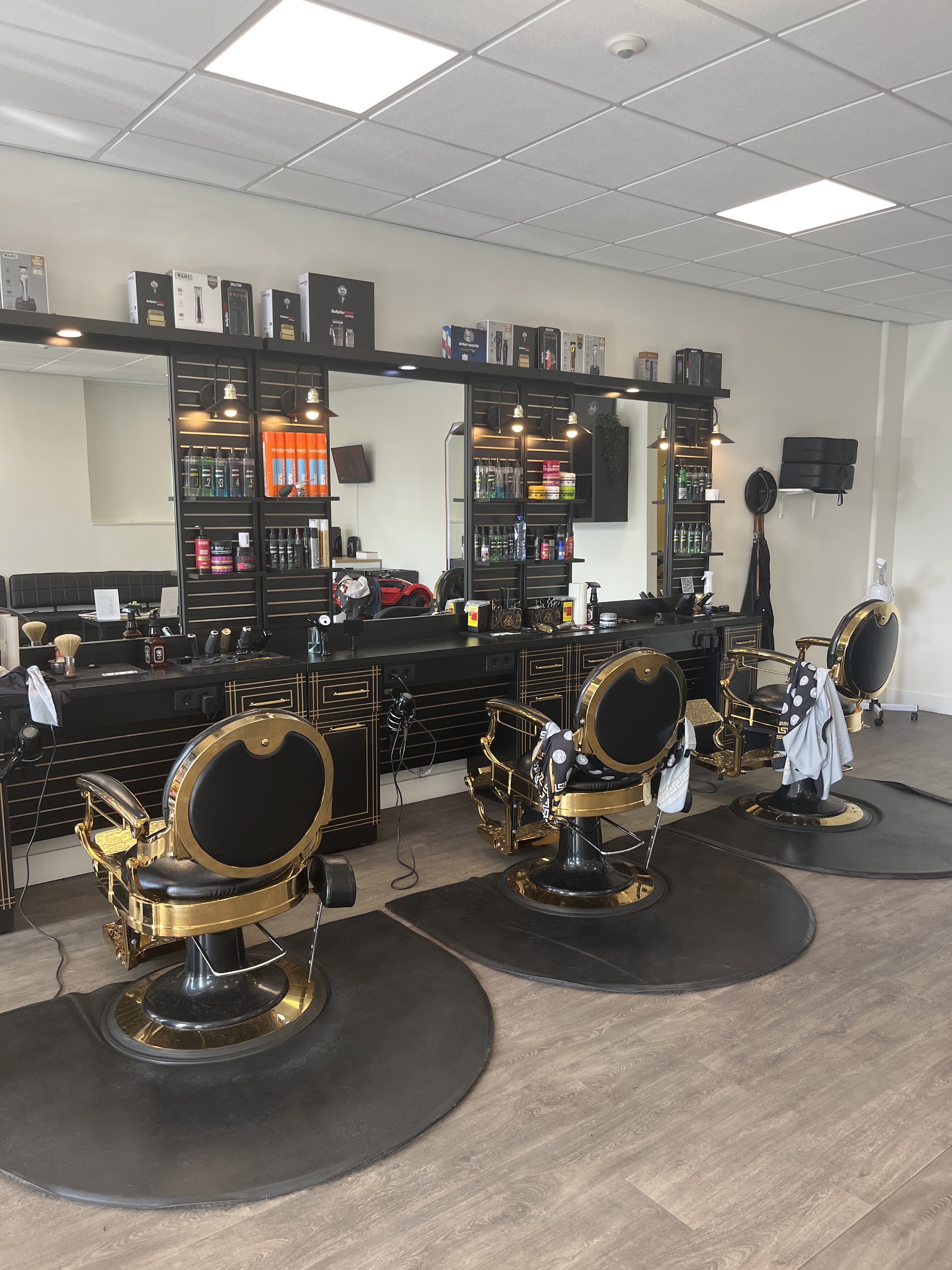 Binnen bij Barber Brotherhood: stoelen en productenwand