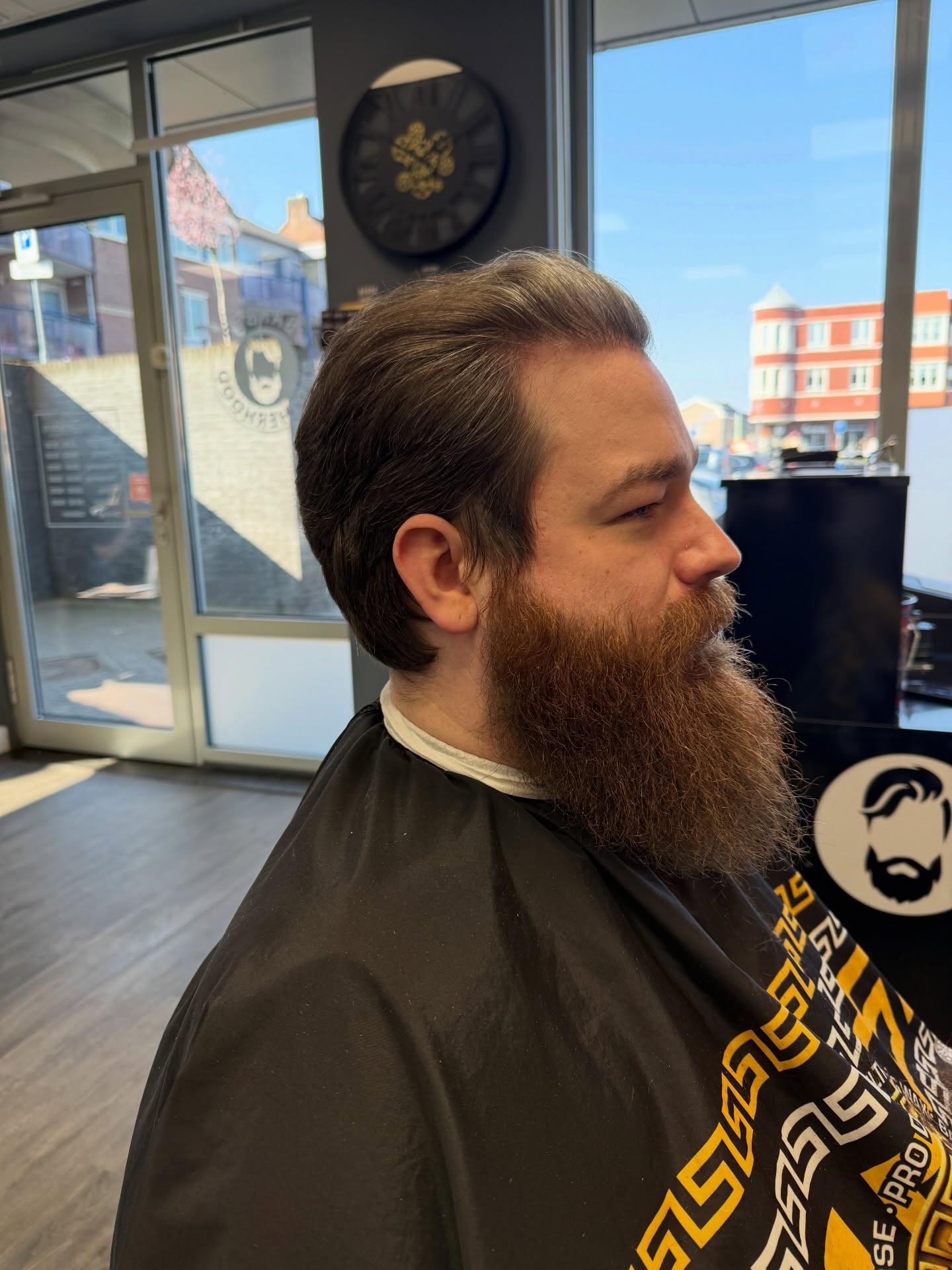 Verzorgde lange baard met achterovergekamd haar